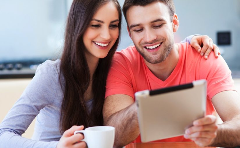 PW-couple-on-computer-825×510